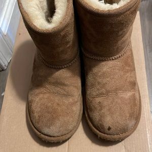 Lil girl tan classic uggs